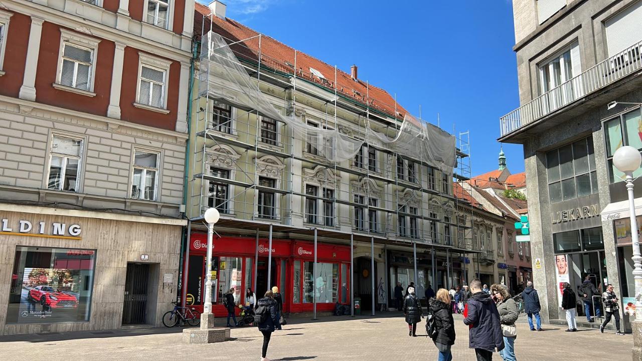 Green Gallery On A Main Square Appartement Zagreb Buitenkant foto